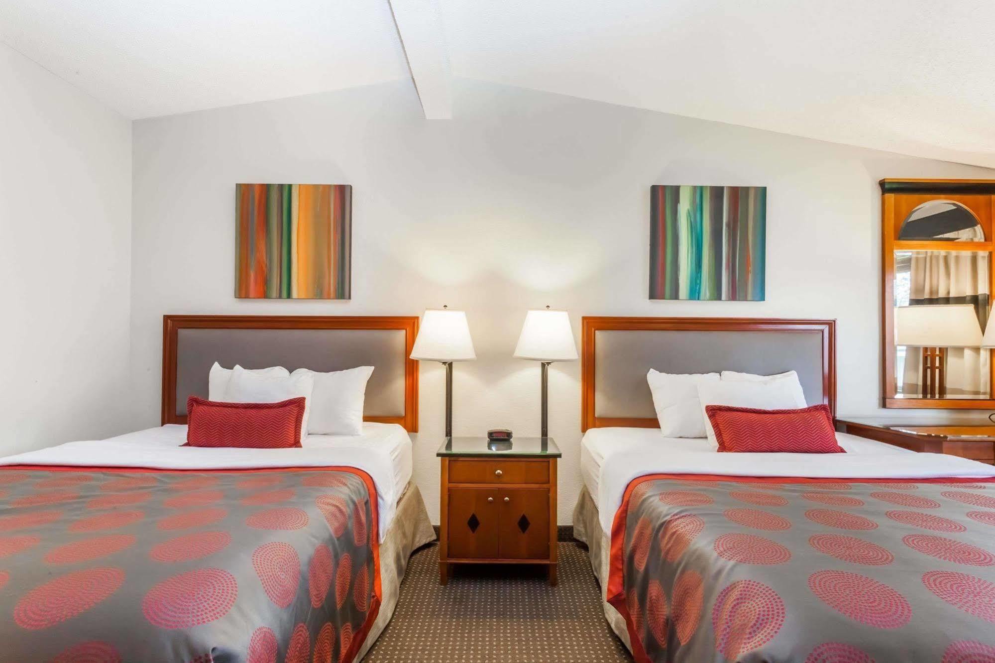 Ramada By Wyndham Rock Hill At Sullivan Center Eksteriør bilde